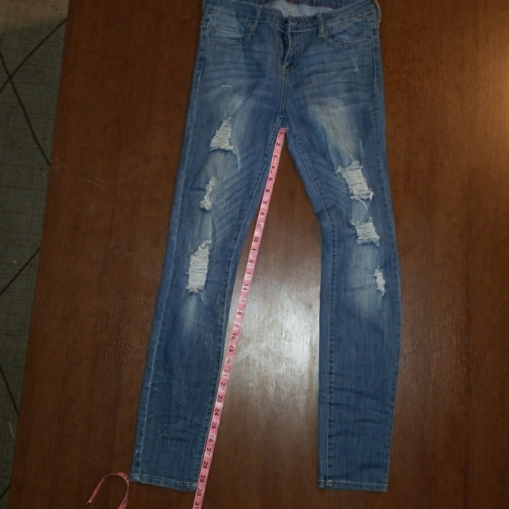 Distressed skinny jeans
